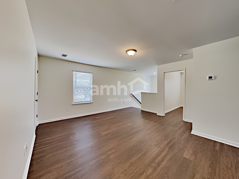 Building Photo - 330 Camp dr