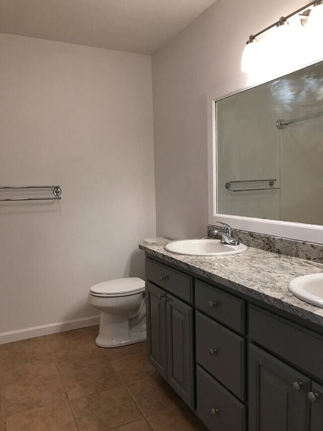 Building Photo - Wonderful 3 Bedroom 2 Bath Ranch