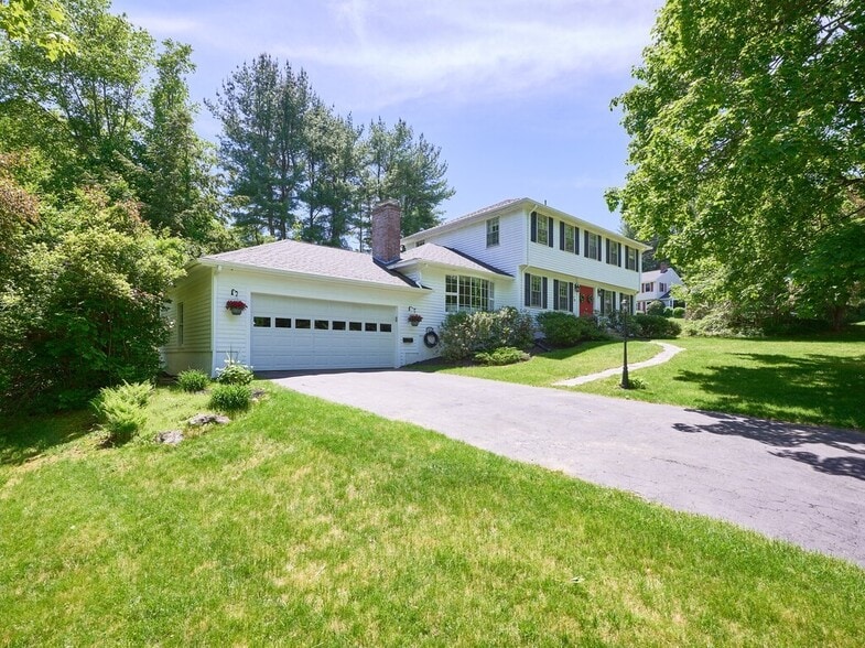 Building Photo - 18 Townsend Dr