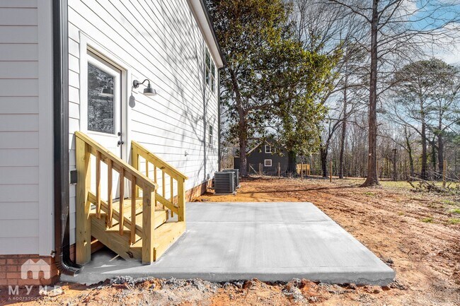 Building Photo - 150 Roxie Ln