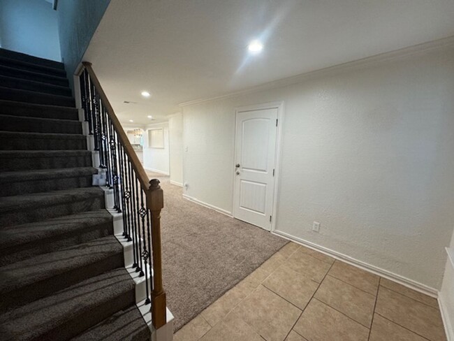 Building Photo - ***Super Spacious Home featuring 5 Bedroom...