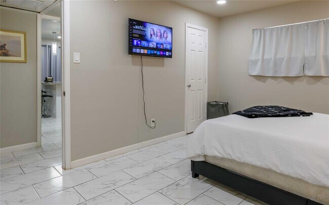 Building Photo - 8110 Albacore Dr