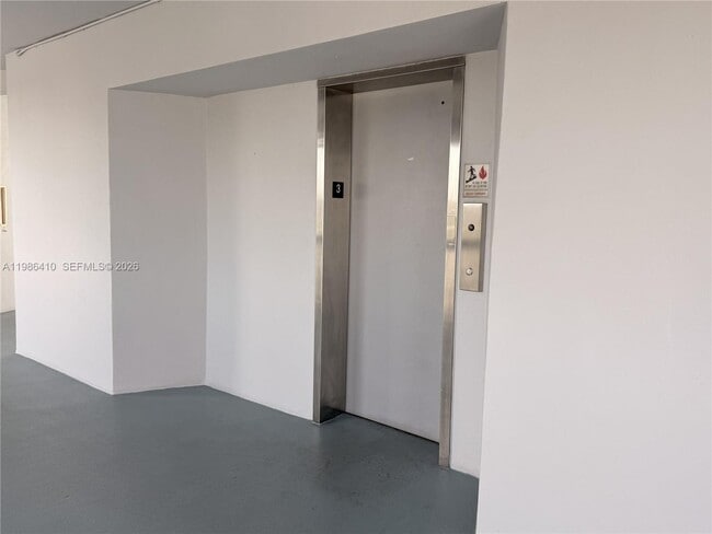 Building Photo - 2223 Park Ln