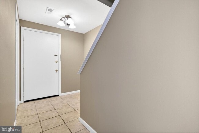 Building Photo - 70 Hampshire Dr