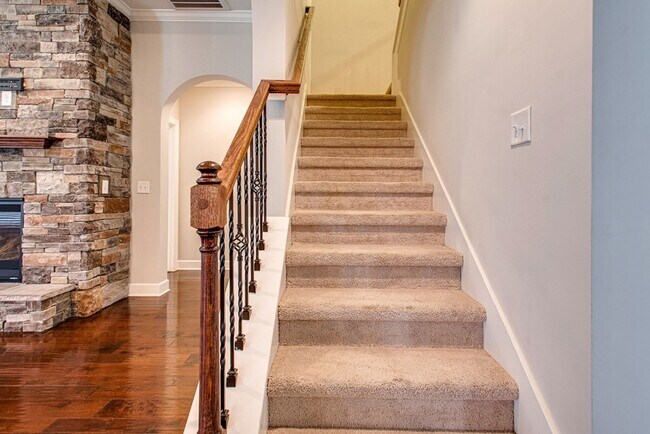 Building Photo - 9810 Glenmore Ln