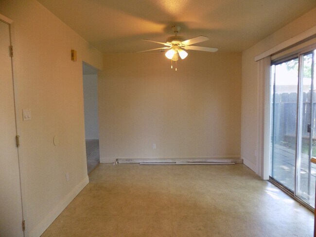 Building Photo - 498 Hintz Ave