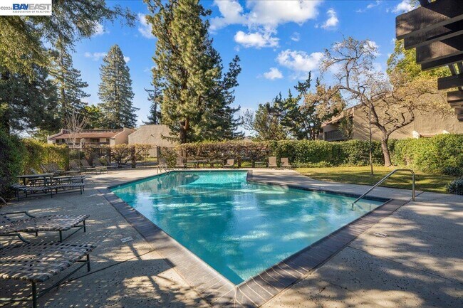 Building Photo - 999 W Evelyn Ave