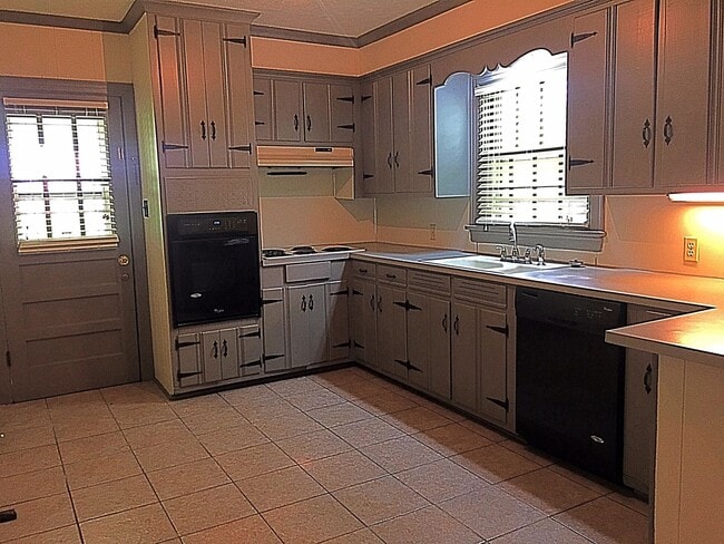 Building Photo - 144 Maywood Dr