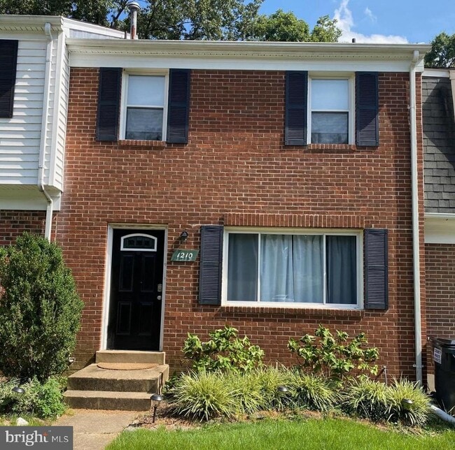 Primary Photo - 1210 Thomas Jefferson Pl