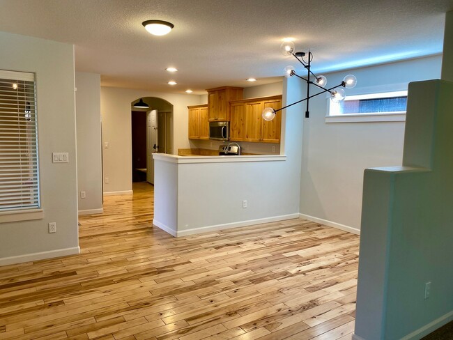 Building Photo - 3-BR Craftsman Home in SE Bend