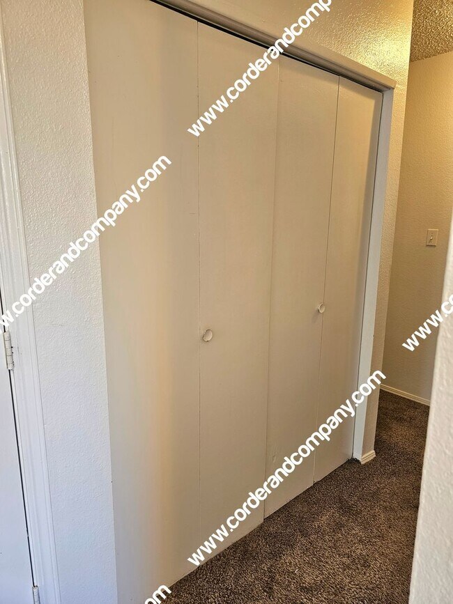 Building Photo - Welcoming 3 Bedroom, 2 Bathroom, 2 Car Gar...