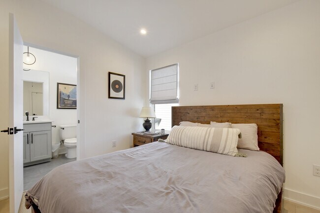 Building Photo - 1411 Cometa St