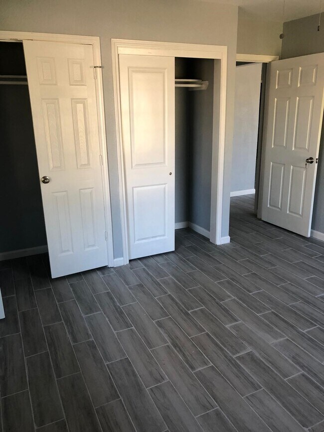 Building Photo - 6022 Lyndhurst Dr