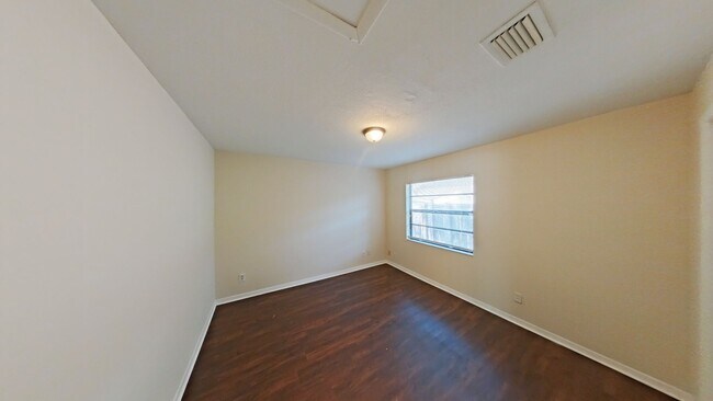 Building Photo - 921 E Poinsettia Ave