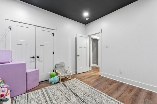 Building Photo - 3 Bedrooms Plus an Office & Sun room