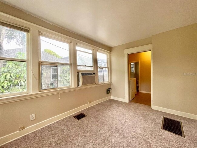 Building Photo - 557 6th Ave N