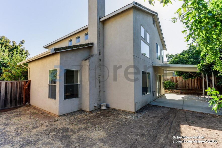 Building Photo - 741 Vinca Ct