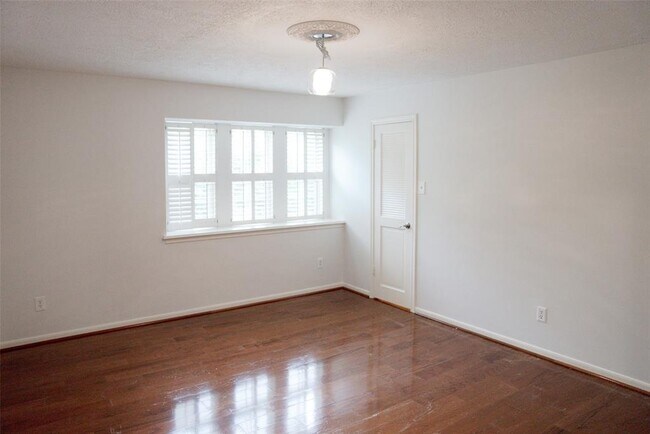 Building Photo - 16611 Brenton Oaks Dr