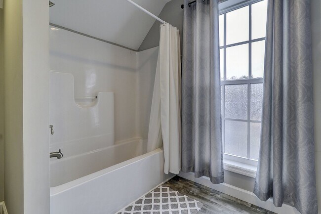 Building Photo - One Bedroom Apartment Available in Downtow...