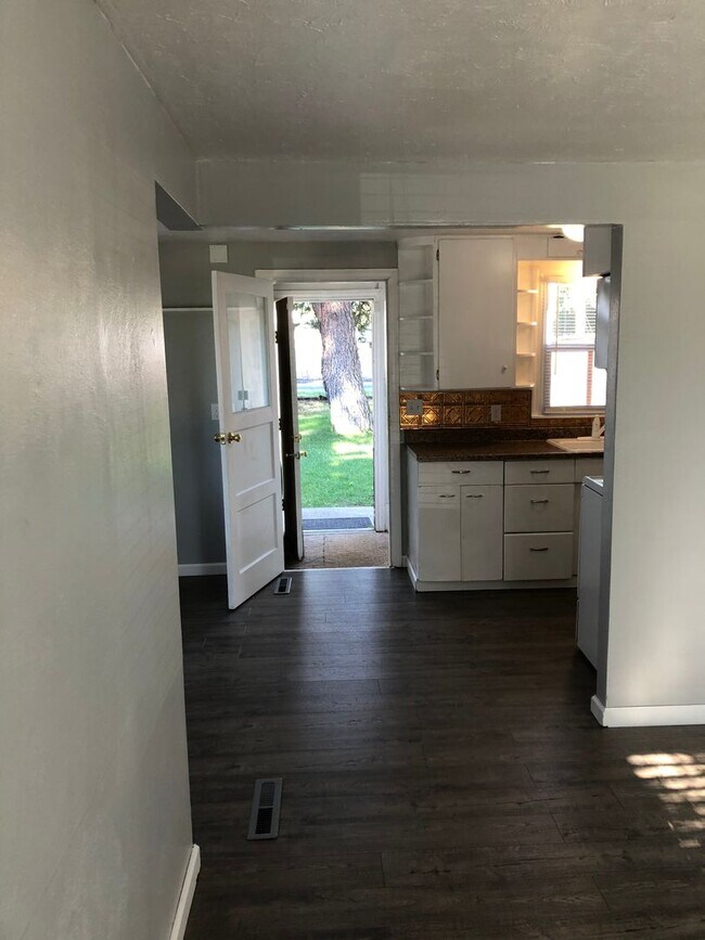 Building Photo - Clean & cozy 2 bedroom 1 bath Rancher comi...