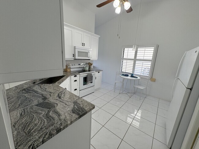 Building Photo - 1352 Monarch Cir