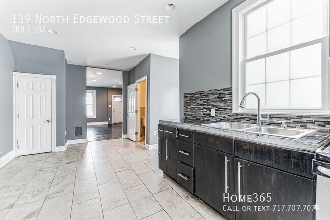 Building Photo - 3 Bedroom, 1.5 Bathroom Home Available Now!