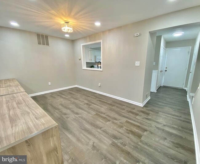 Building Photo - 10323 Hampshire Green Ave