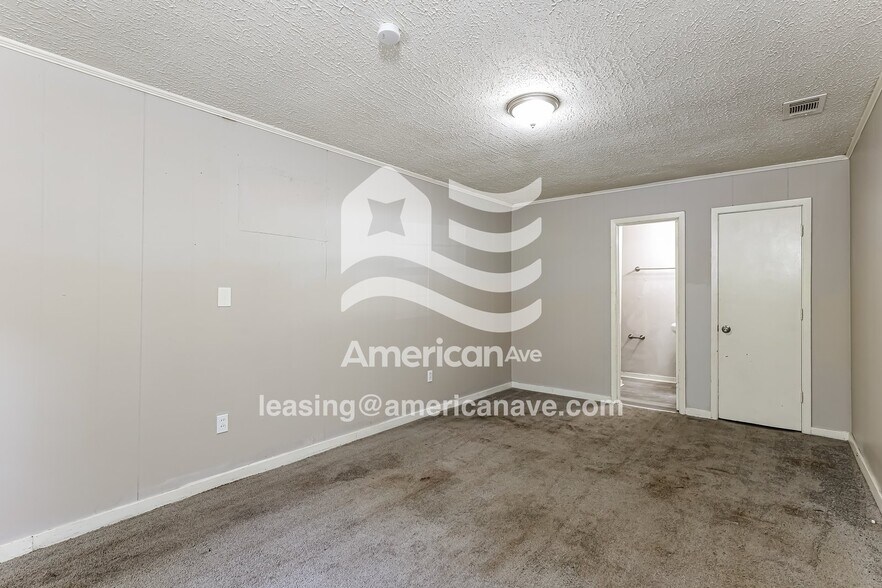 Building Photo - 2952 Woodside Dr