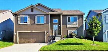 Building Photo - Must See Bennington Home!