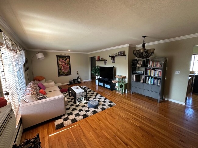 Building Photo - Charming Mayfair Townhome with Private Roof Top Deck- Move in Feb 1st- Flexible Lease Terms!