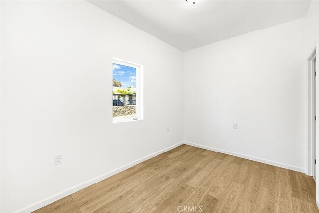 Building Photo - 1375 N Mentor Ave