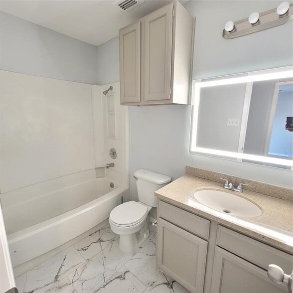 Building Photo - 13351 Water Oak Ln