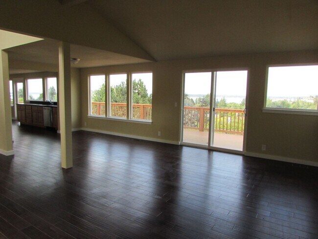 Building Photo - Large 4 Bedroom Edgemoor Home w/ Mother-in-law Suite