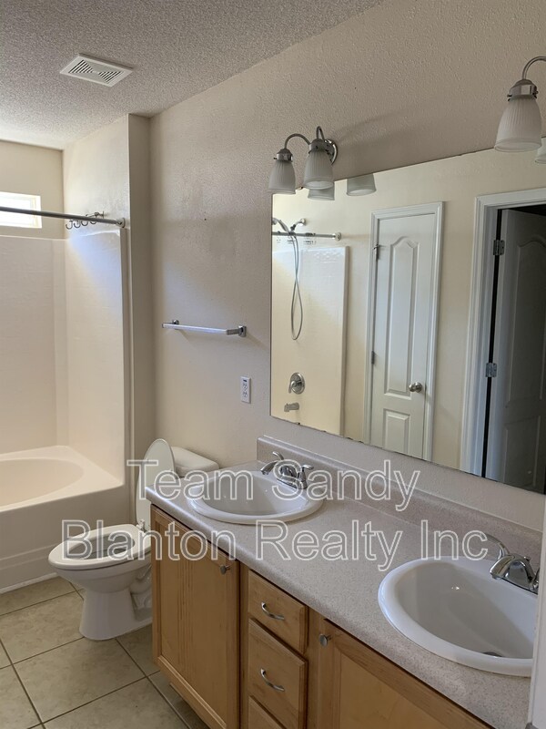 Building Photo - 8949 Camelot Pl