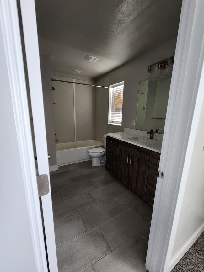 Building Photo - Modern 3-Bedroom Home with Balcony for Ren...
