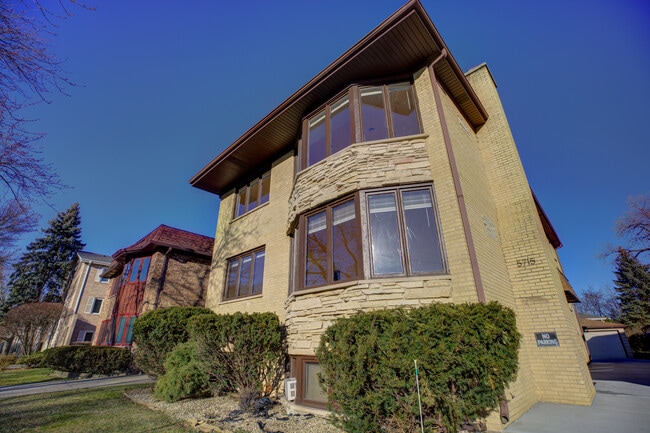 Building Photo - 5715 N Cicero Ave