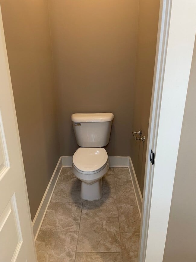 Building Photo - One level home with 2 Car Garage!