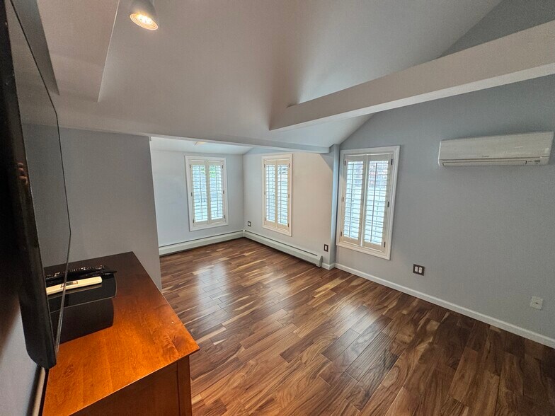 Building Photo - 5 Pearl St