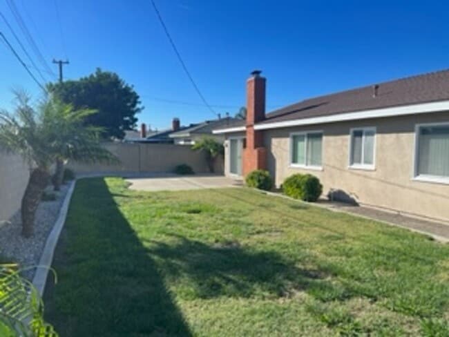 Building Photo - Beautiful 4 Bedroom Home in Huntington Beach