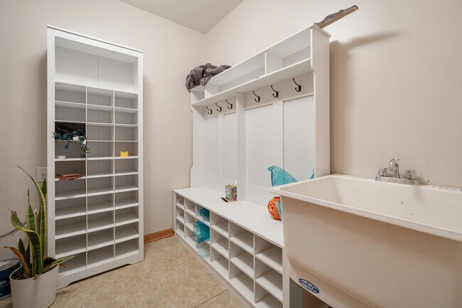 Building Photo - 5568 Cambridge Way