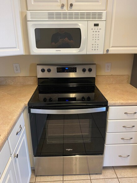 Building Photo - 400 Cambridge Cir