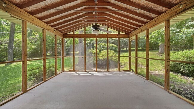 Building Photo - Signal Mountain Ranch!