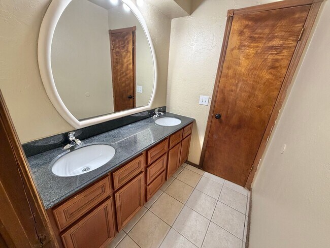 Building Photo - 1012 N Chowning Ave