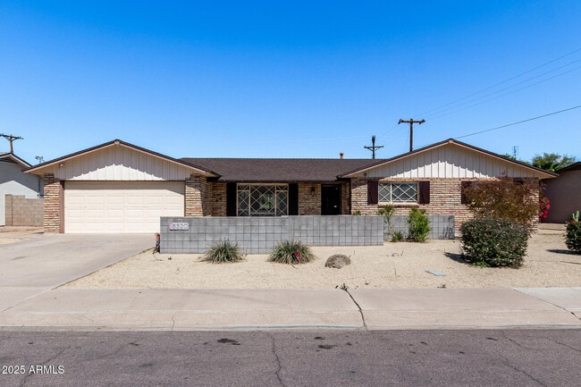 Primary Photo - 8520 E Turney Ave