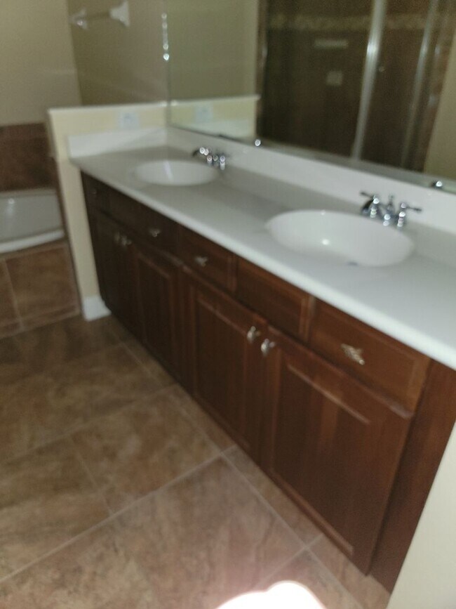 Building Photo - 3 Bedroom / 3 Bathroom - Tidelands