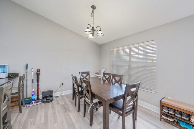 Building Photo - 6100 Saddle Horse Ln