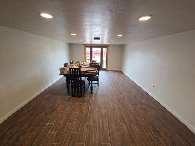 Building Photo - Well Maintained - 2 bedroom home in great area.