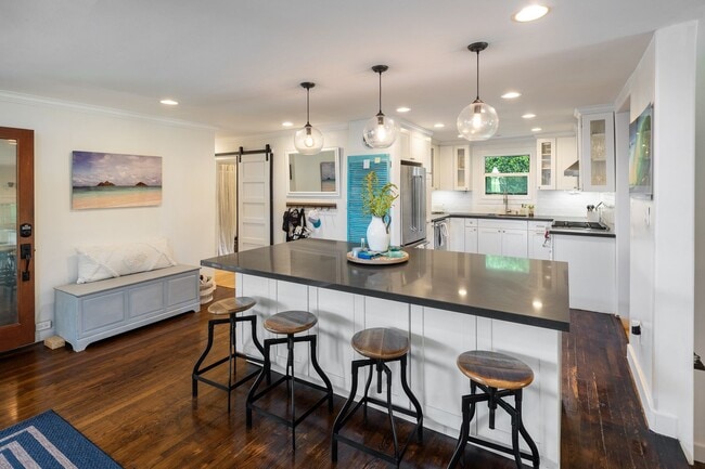 Building Photo - Privately Gated, Cool, Furnished Home, Tuc...