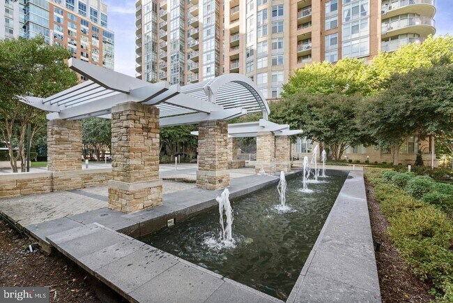 Building Photo - 8220 Crestwood Heights Dr