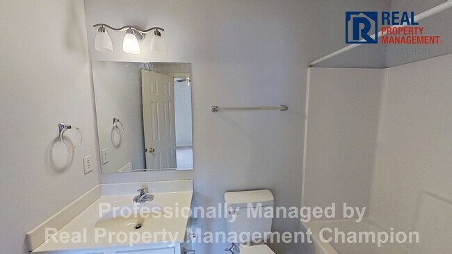 Building Photo - 2 BD/2.5 BA Townhome with Convenient Jacksonville Location